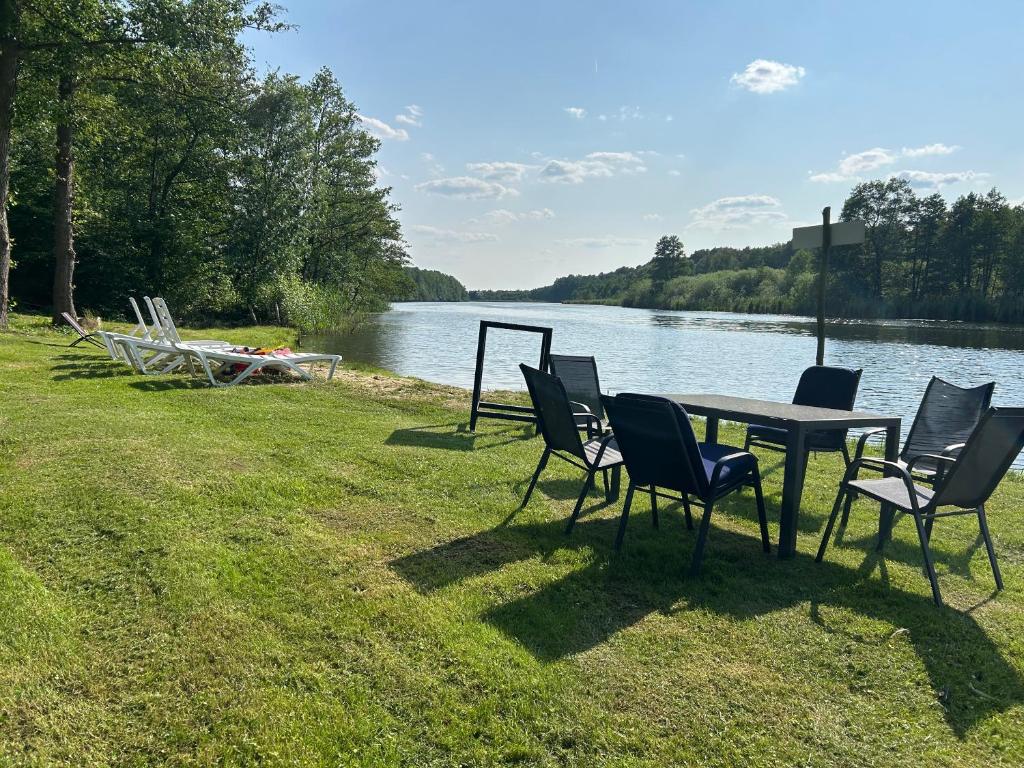 Sitzplatz mit Blick auf die Spree